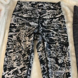 Lululemon wander under rare black and white patterned leggings like new